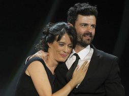 Los hermanos Aitor (D) y Amaia Merino, tras recibir el Premio Irizar al Cine Vasco por la cinta ''Asier y yo'' EFE /