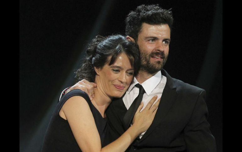 Los hermanos Aitor (D) y Amaia Merino, tras recibir el Premio Irizar al Cine Vasco por la cinta ''Asier y yo'' EFE /