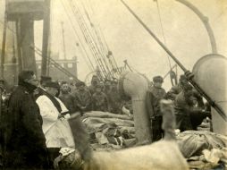 En la fotografía se ven apilados en un barco de rescate los cuerpos de algunas de las víctimas del Titanic. EFE /