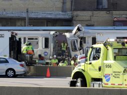 Un tren con pasajeros colisiona con otro fuera de servicio en la estación de un suburbio en Chicago. AP /