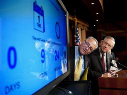 El líder de la mayoría en el Senado, Harry Reid (d) mira la pantalla del tiempo que queda hasta el cierre del gobierno. AFP /