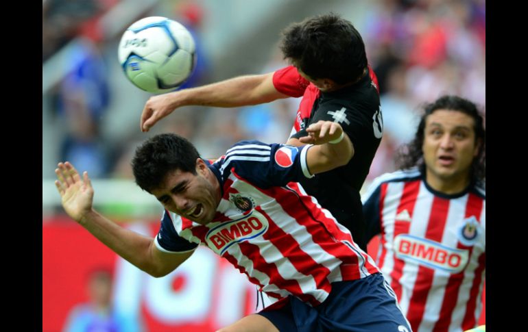 Vidrio salió amonestado del encuentro ante su ex equipo, el primer Clásico con la playera rojiblanca. MEXSPORT /