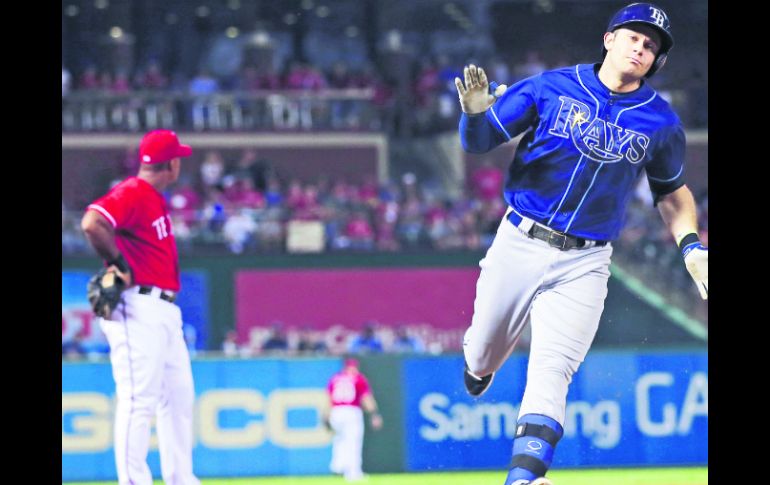 El tercera base de los Rays, Evan Longoria, recorre las bases tras conectar un jonrón de dos rayitas, en la tercera entrada. EL INFORMADOR /