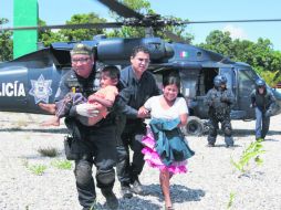 Elementos de la Policía Federal trasladan a damnificados de Cochoapa hacia Ayutla, en Guerrero. NTX /