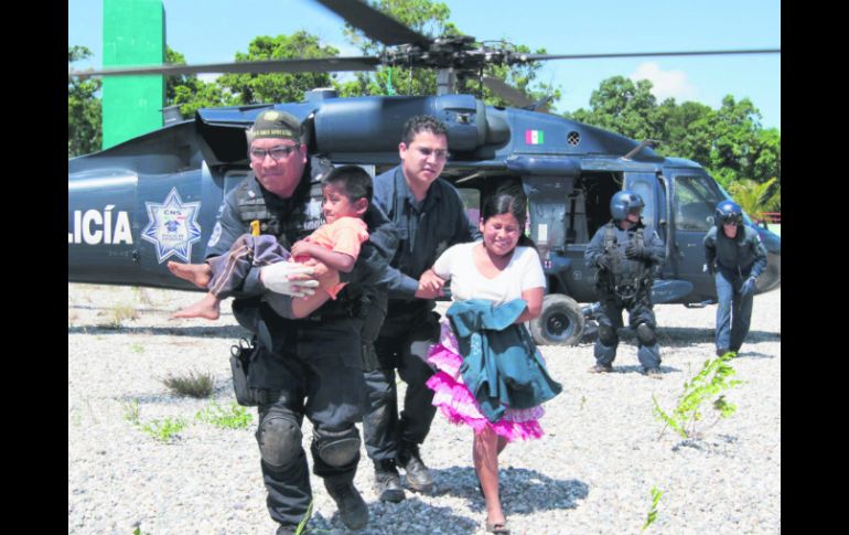 Elementos de la Policía Federal trasladan a damnificados de Cochoapa hacia Ayutla, en Guerrero. NTX /