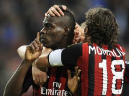 Mario Balotelli (I) marcó de penal el empate que decretó el empate del Milán ante el Ajax. AFP /