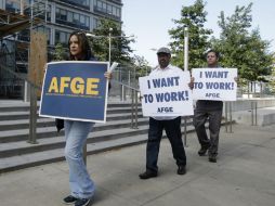 Más de 800 mil empleados federales no esenciales han sido enviados a casa sin sueldo desde este martes por tiempo indefinido. AP /