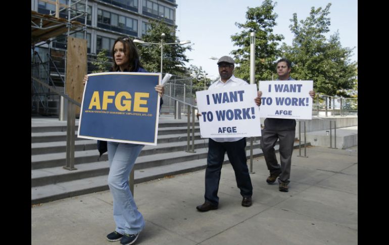 Más de 800 mil empleados federales no esenciales han sido enviados a casa sin sueldo desde este martes por tiempo indefinido. AP /