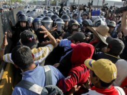 Durante la tarde se registró un enfrentamiento entre 16 policías y presuntos miembros de la CNTE. SUN /