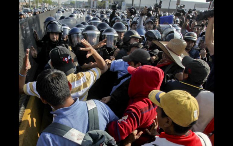 Durante la tarde se registró un enfrentamiento entre 16 policías y presuntos miembros de la CNTE. SUN /