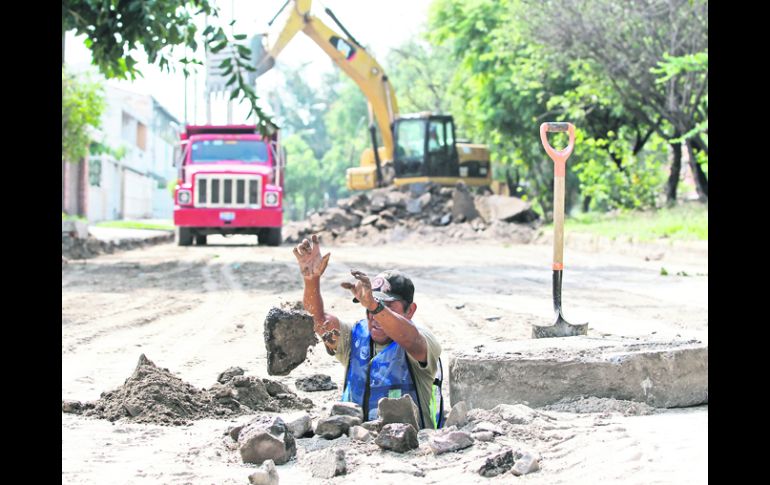 Inicio de Obras de pavimentación en Normalistas. La comuna tapatía gestiona más recursos con la Federación para emprender más acciones. EL INFORMADOR /