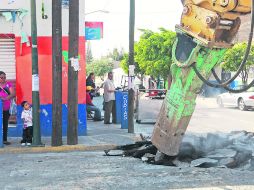 Chamizal. Un taladro mecánico inicia las perforaciones en la superficie de esta arteria, en donde se ubican varios comercios. EL INFORMADOR /