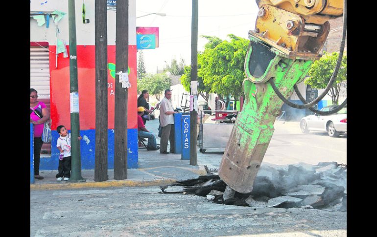 Chamizal. Un taladro mecánico inicia las perforaciones en la superficie de esta arteria, en donde se ubican varios comercios. EL INFORMADOR /