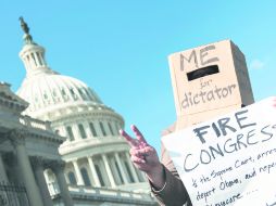 Protesta. Un ciudadano se manifiesta frente al Capitolio por el cierre del Gobierno, mientras los legisladores se reunían. AP /