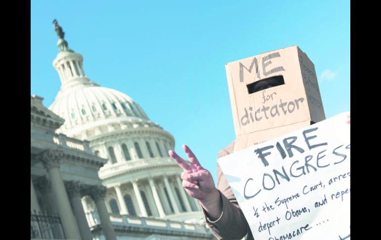 Protesta. Un ciudadano se manifiesta frente al Capitolio por el cierre del Gobierno, mientras los legisladores se reunían. AP /