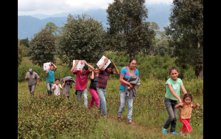 La ayuda para damnificados no proviene sólo de instancias oficiales, organizaciones civiles y ciudadanía también participan. ARCHIVO /