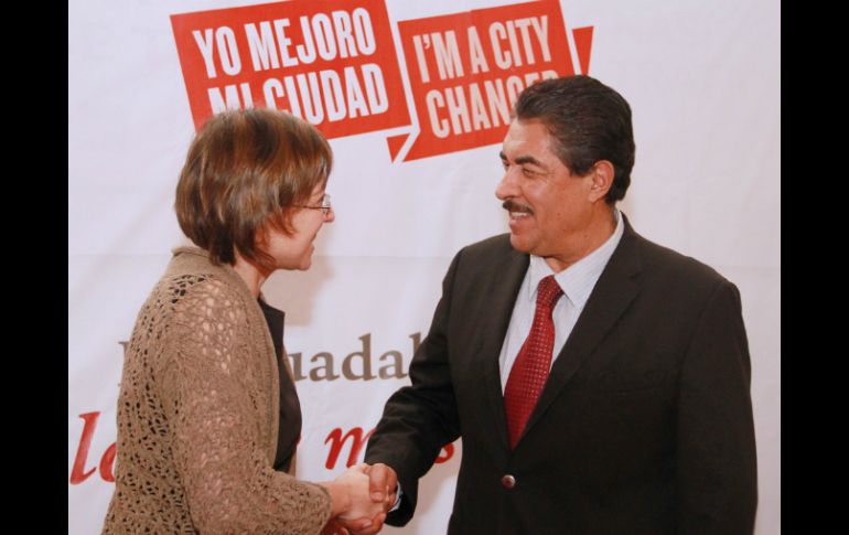 La vocera de la agencia de la ONU, Ana Moreno, junto al alcalde tapatío Ramiro Hernández.  /