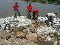 En la imagen, trabajos de prevención en la presa San Antonio.  /