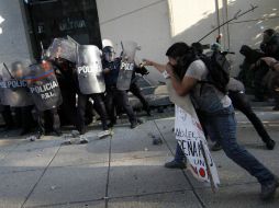 Ayer, un grupo autodenominado de 'anarquistas' se enfrentó con la Policía Federal. ARCHIVO /