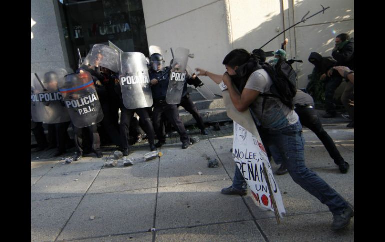 Ayer, un grupo autodenominado de 'anarquistas' se enfrentó con la Policía Federal. ARCHIVO /