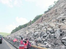 Rumbo a Chilpancingo, capital de Guerrero, trabajadores continúan con la reparación de vías terrestres, tras el paso de ''Manuel''. NTX /