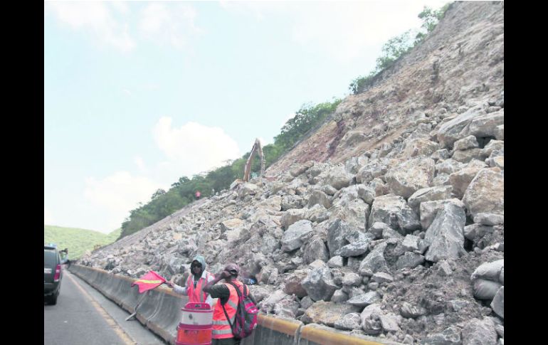 Rumbo a Chilpancingo, capital de Guerrero, trabajadores continúan con la reparación de vías terrestres, tras el paso de ''Manuel''. NTX /