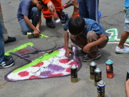 ''Escuadrón del Bache'' es un colectivo social y cultural que se encarga de que los baches de la ciudad luzcan ''coloridos''.  /