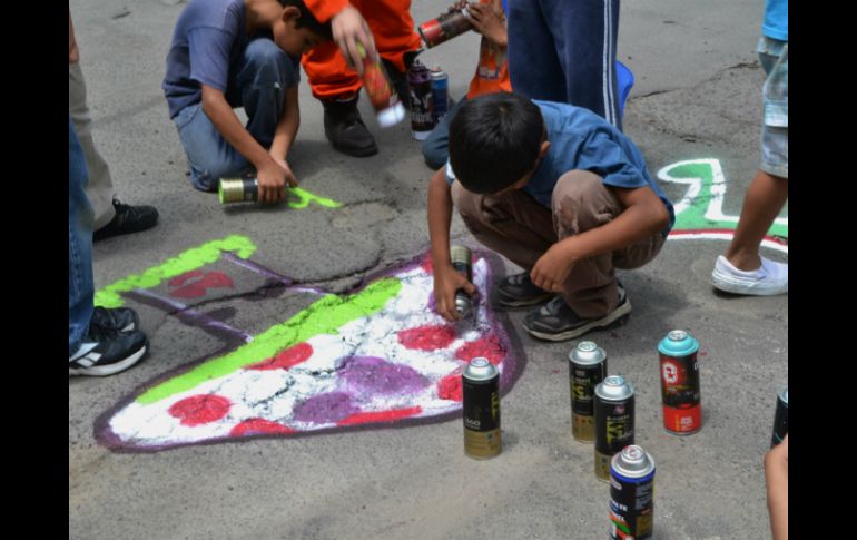 ''Escuadrón del Bache'' es un colectivo social y cultural que se encarga de que los baches de la ciudad luzcan ''coloridos''.  /