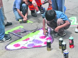 Multicolor. Vecinos de todas las edades colaboran en la pinta de baches, sumándose a la causa de este movimiento. ESPECIAL /