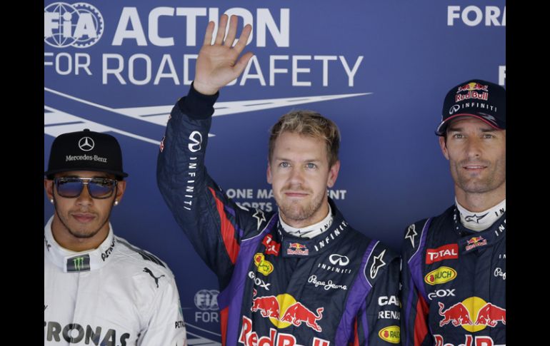 Vettel (centro), triple campeón del mundo y que lidera el Mundial con 247 puntos, logró su cuadragésima segunda 'pole' en Fórmula Uno. AP /