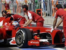 Equipo de Ferrari en las pruebas del GP de Corea del Sur, una carrera que tal vez no se celebre el próximo año. AP /