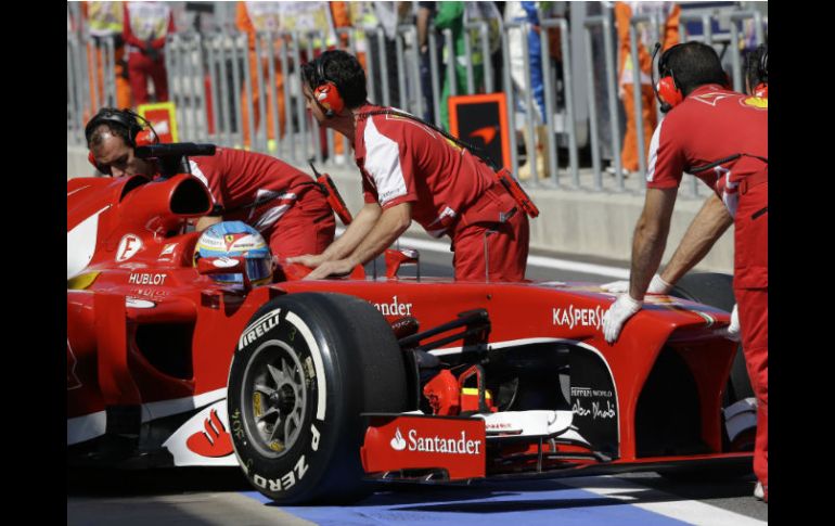 Equipo de Ferrari en las pruebas del GP de Corea del Sur, una carrera que tal vez no se celebre el próximo año. AP /