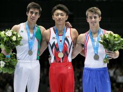 El japonés Kohei Kameyama (c), medalla de oro; Daniel Corral (i) y el inglés Max Whitlock (d), medallas de plata. EFE /