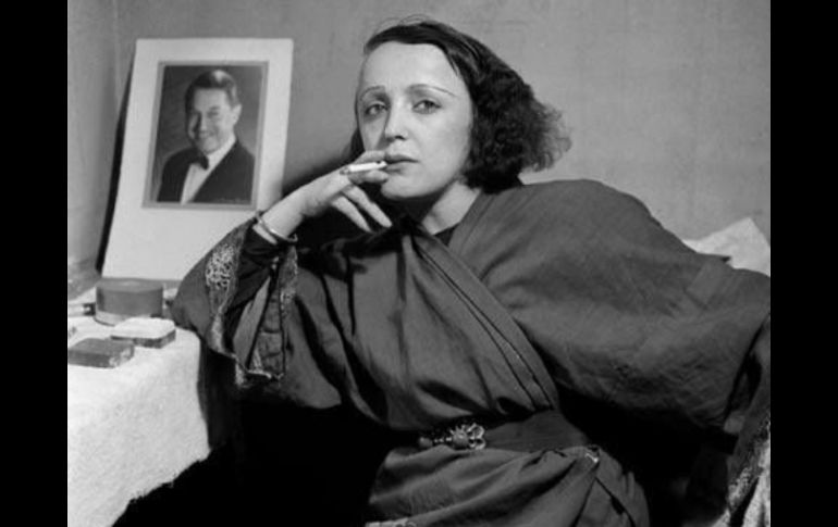 Edith Piaf necesitaba del amor para seguir trinando, dejaba el alma en cada canción y estremece a casi 50 años de su deceso. ESPECIAL /