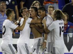 Los merengues celebran la victoria luego de que Crisitiano Ronaldo anotara al minuto 94. AP /