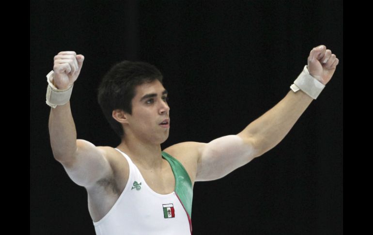 Daniel Corral se muestra contento por su medalla de plata y buscará más con rumbo a los Juegos Olímpicos. AP /