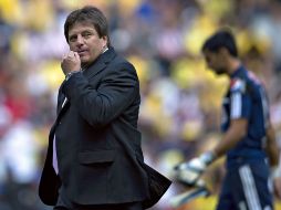 Miguel Herrera sale feliz luego de prácticamente amarrar la calificación a la Liguilla con la victoria sobre Chivas. MEXSPORT /