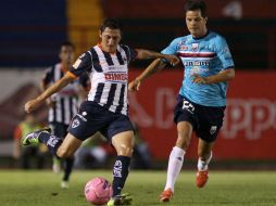 El jugador Sergio Pérez (i) de Atlante disputa un balón con Neri Cardozo (d) de Monterrey. EFE /