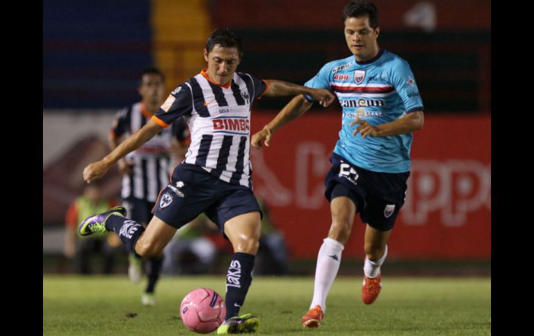 El jugador Sergio Pérez (i) de Atlante disputa un balón con Neri Cardozo (d) de Monterrey. EFE /