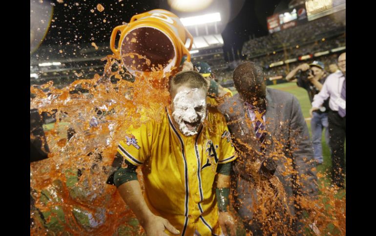 Stephen Vogt, quien conectó el batazo de la victoria, tuvo pastel y el acostumbrado baño de los héroes. AP /