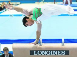 Daniel Corral finaliza su rutina sobre el caballo con arzones, durante la final del Campeonato Mundial. AP /