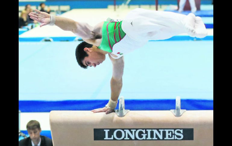 Daniel Corral finaliza su rutina sobre el caballo con arzones, durante la final del Campeonato Mundial. AP /