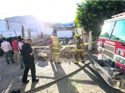 Personal de Protección Civil y Bomberos acudieron al sitio para realizar la remoción de escombros. EL INFORMADOR /