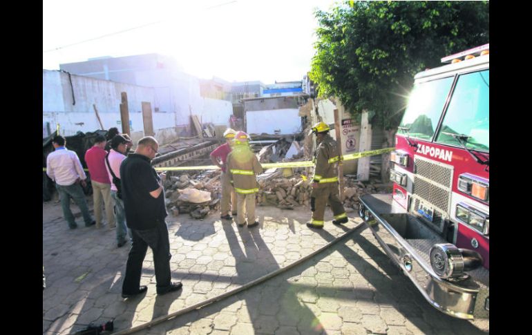 Personal de Protección Civil y Bomberos acudieron al sitio para realizar la remoción de escombros. EL INFORMADOR /