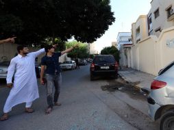 Abdullah al-Raghie (I) y Abdul Moheman al-Raghie (C), los hijos de Abu Anas al-Libi muestran los rastros del secuestro. AFP /