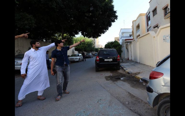 Abdullah al-Raghie (I) y Abdul Moheman al-Raghie (C), los hijos de Abu Anas al-Libi muestran los rastros del secuestro. AFP /