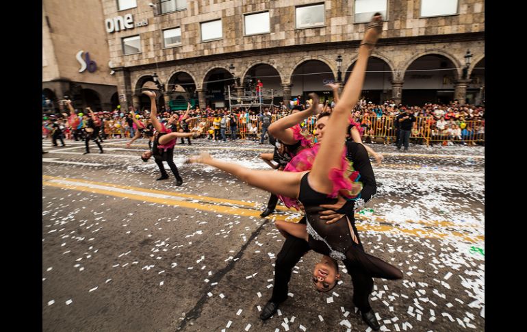 El baile se apoderó de la Avenida 16 de Septiembre.  /