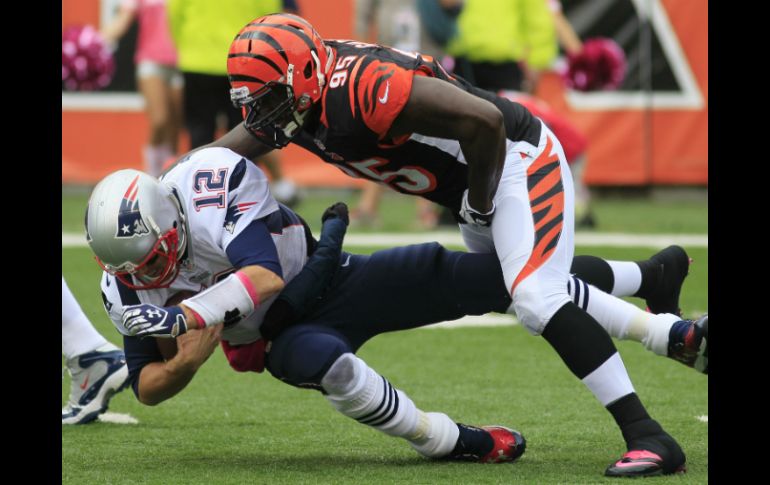 Brady (12) se vio ampliamente superado por la defensiva de los Bengalíes. AP /