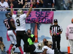 Brees (9) celebra uno de los pases de anotación que lanzó frente a los Osos. AP /