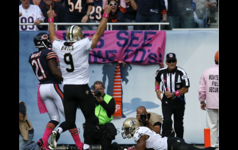 Brees (9) celebra uno de los pases de anotación que lanzó frente a los Osos. AP /